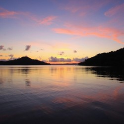 Морской закат в лучах вечернего солнца на пляжах мира