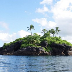 Гармония воды и архитектуры как старинные улицы сливаются с морем