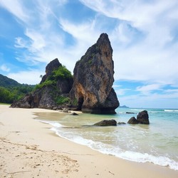 Полдень у моря спокойный берег и редкое уединение