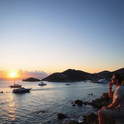 Гармония города у моря и его отношения с волнением